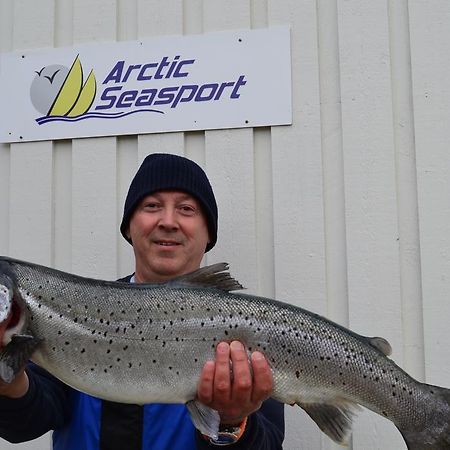 Arctic Seasport Hotel Loding Bagian luar foto