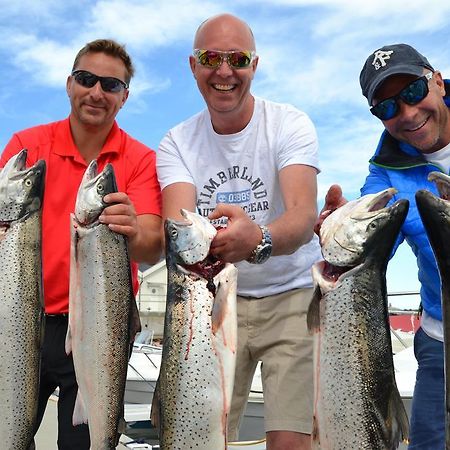 Arctic Seasport Hotel Loding Bagian luar foto