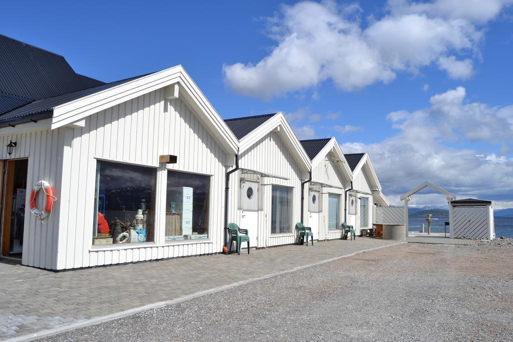 Arctic Seasport Hotel Loding Bagian luar foto