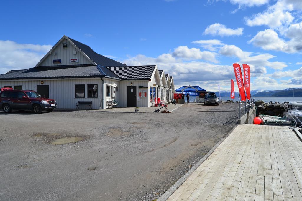 Arctic Seasport Hotel Loding Bagian luar foto