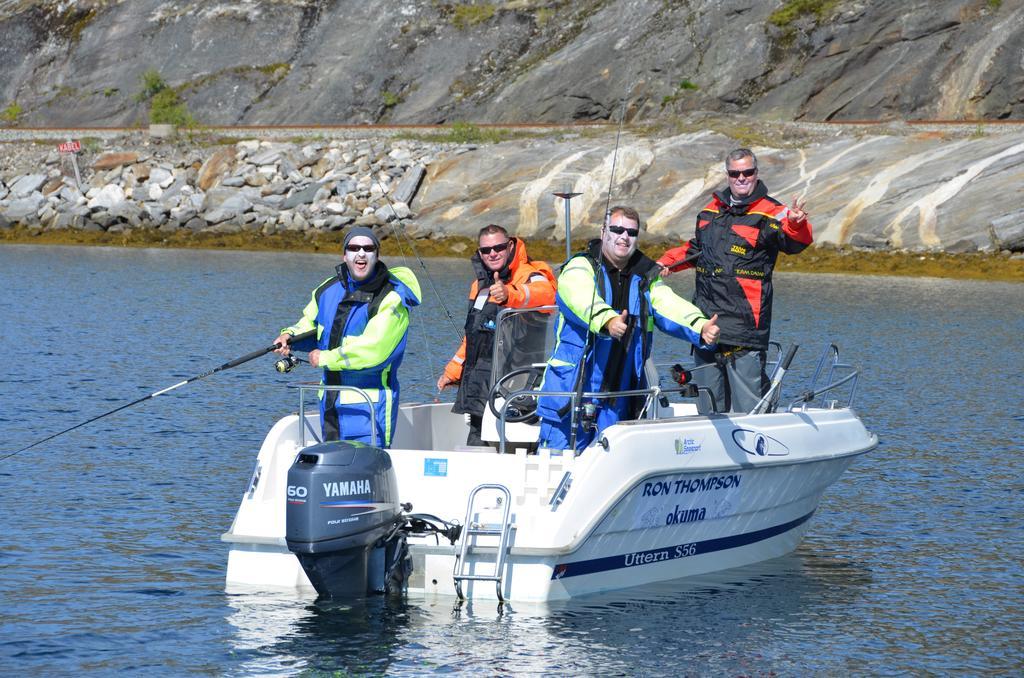 Arctic Seasport Hotel Loding Bagian luar foto