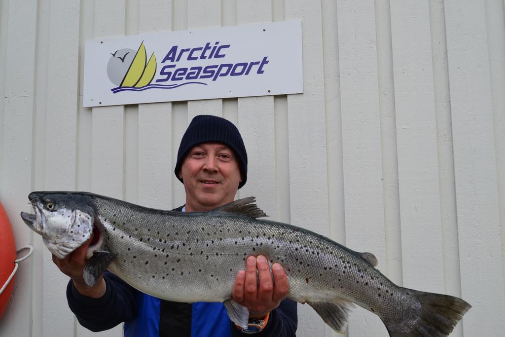 Arctic Seasport Hotel Loding Bagian luar foto