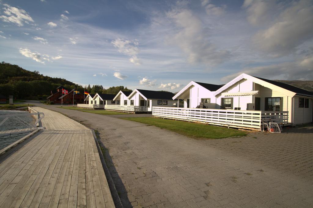 Arctic Seasport Hotel Loding Bagian luar foto